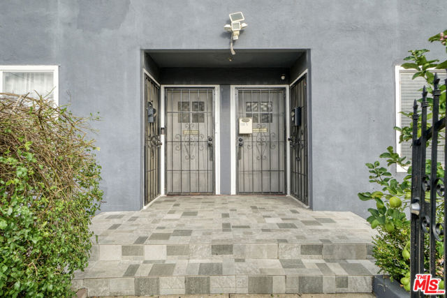 120 N Avenue 25, Los Angeles CA: https://media.crmls.org/mediaz/a99f4228-d062-415f-bba5-5ca28ab7ef62.jpg