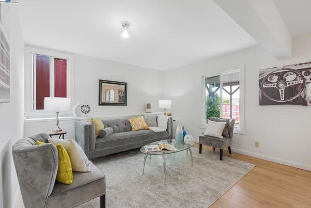 812 Washington Ave, Albany CA: https://media.crmls.org/mediaz/a99ffa17-fd56-4f2c-a904-9d8c2147ae02.jpg