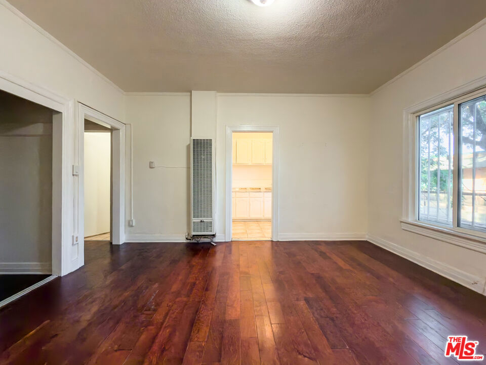 https://media.crmls.org/mediaz/a9a00943-5df1-4604-b63b-884ee567d6c3.jpg?preset=X-Large