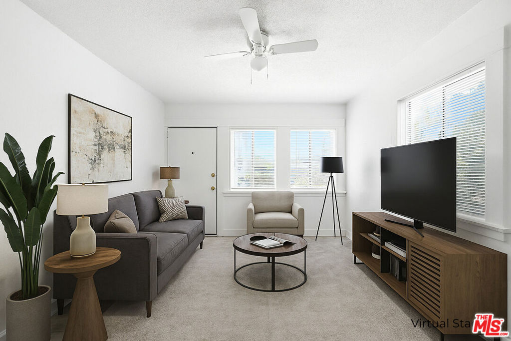 1/4 S Hobart Boulevard