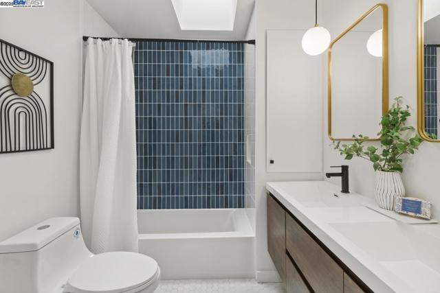 10336 Greenview Dr, Oakland CA: https://media.crmls.org/mediaz/a9a06486-8c34-4eff-8c65-e67130d6488e.jpg