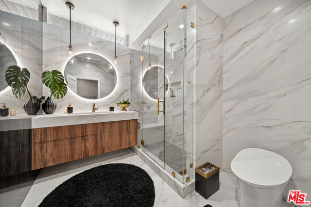 5013 Auckland Avenue, Toluca Lake CA: https://media.crmls.org/mediaz/a9a0c87b-c06d-4904-825e-15c577bdc234.jpg