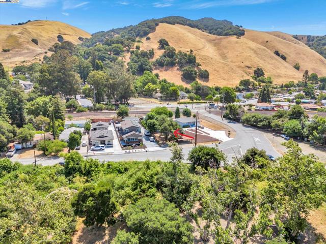 865 Old Canyon Road, Fremont CA: https://media.crmls.org/mediaz/a9a2f693-eada-4569-879c-bc45be4c6a58.jpg