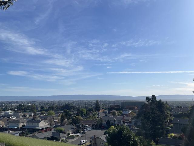 19975 JOHN DR, Castro Valley CA: https://media.crmls.org/mediaz/a9a32c72-ed18-4340-be6c-e7c5ad9a6fab.jpg