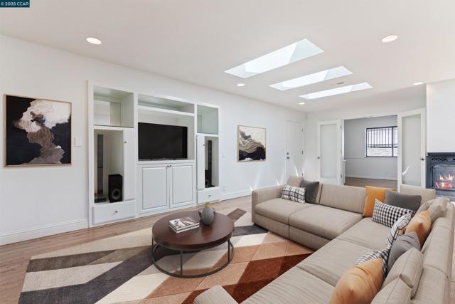 225 Rheem Blvd, Moraga CA: https://media.crmls.org/mediaz/a9a3323a-82b3-4d8b-a064-cbeba5a2d557.jpg