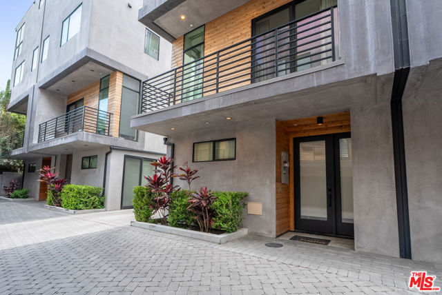 4427 Studio Place, Studio City CA: https://media.crmls.org/mediaz/a9a345bf-f7bf-49a7-819d-48fc7f87d9e4.jpg