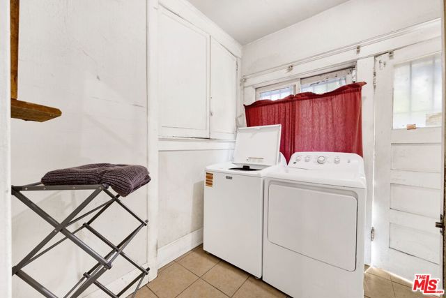 1215 W 39th Place, Los Angeles CA: https://media.crmls.org/mediaz/a9a39077-dec0-4271-b498-ca3471eb621b.jpg