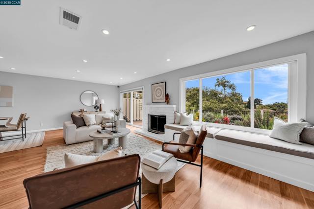 31 Turtle Creek Street, Oakland CA: https://media.crmls.org/mediaz/a9a4566c-d258-4424-aa17-ffe3f0a0313b.jpg