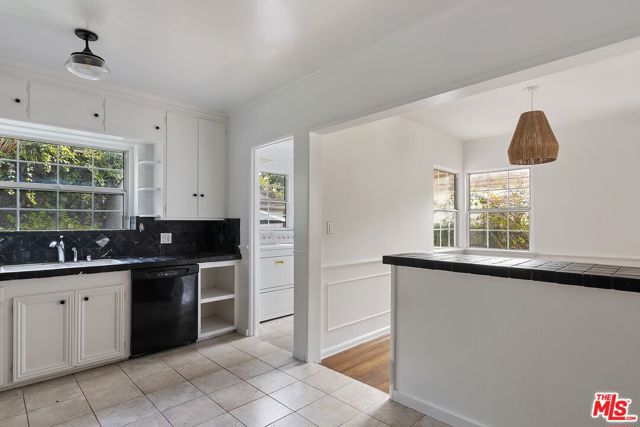 3032 Oakhurst Avenue, Los Angeles CA: https://media.crmls.org/mediaz/a9a45716-a5ed-4d00-80ad-7173a6b349ae.jpg