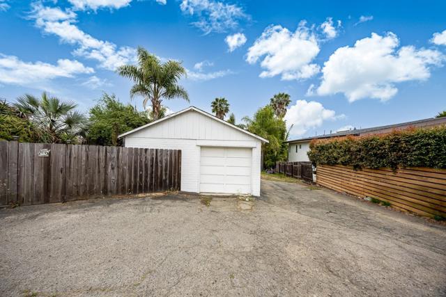 890 Capri Rd, Encinitas CA: https://media.crmls.org/mediaz/a9a4927a-7590-4214-b2ae-610884c7c9c4.jpg