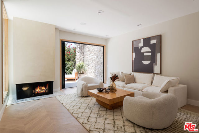 3977 Oeste Avenue, Studio City CA: https://media.crmls.org/mediaz/a9a5ede3-1511-4af9-8dfe-ea94aeb3e26d.jpg