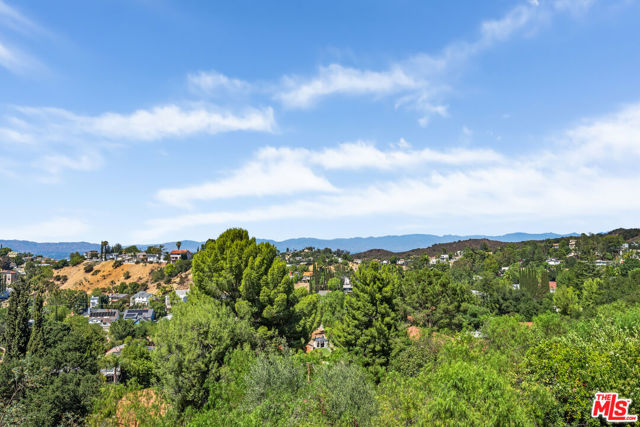 21727 Ulmus Drive, Woodland Hills CA: https://media.crmls.org/mediaz/a9a62758-d409-40c3-966f-64609a0fafd5.jpg