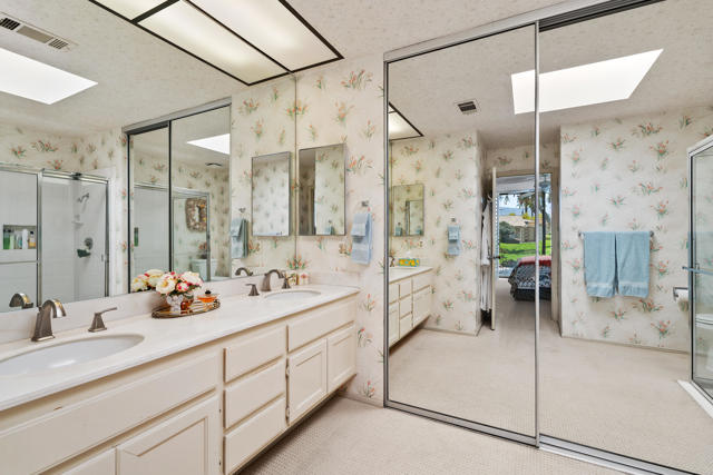 265 Calle Del Verano, Palm Desert CA: https://media.crmls.org/mediaz/a9a6ea55-b28d-49d3-8187-4f9cf2d8db85.jpg