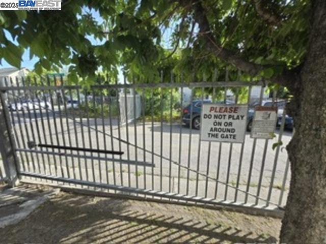 10468 West Court, Oakland CA: https://media.crmls.org/mediaz/a9a743dd-5e5b-46d6-a638-3ca4d664fb2b.jpg
