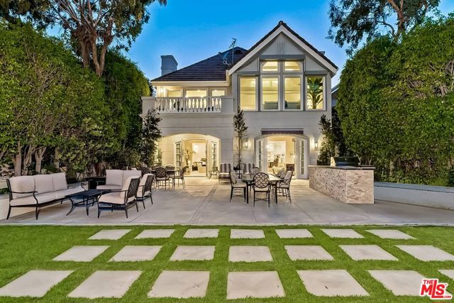 2322 Canyonback Road, Los Angeles CA: https://media.crmls.org/mediaz/a9a7494f-f5e3-409b-bd1a-f2bc1dce188d.jpg