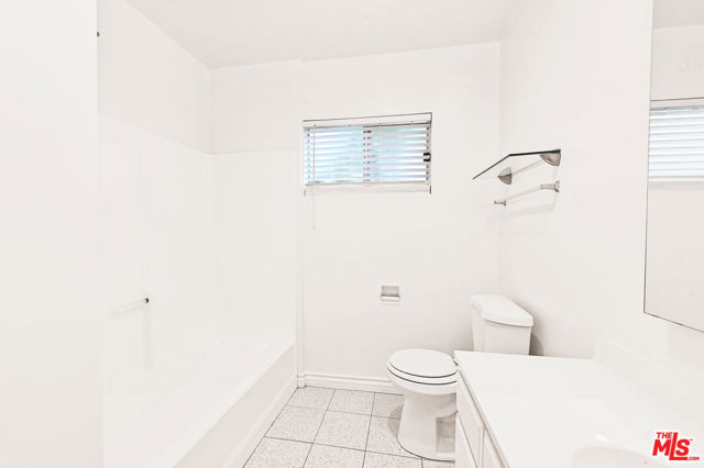 1868 10th Street, Santa Monica CA: https://media.crmls.org/mediaz/a9a7d1a6-5641-419f-93c3-093e13512cd7.jpg