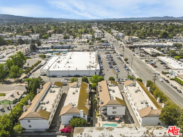 5534 Sylmar Avenue, Sherman Oaks CA: https://media.crmls.org/mediaz/a9a8458a-7992-49dc-a6c3-6db408ffbd89.jpg