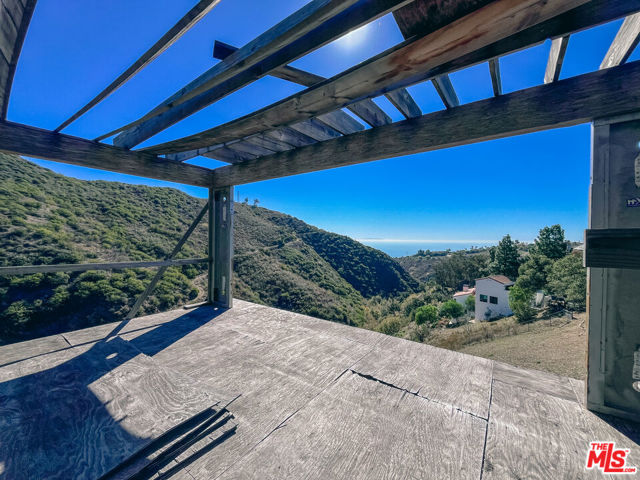 26565 Ocean View Drive, Malibu CA: https://media.crmls.org/mediaz/a9a8e9f4-ca96-4c5d-9acc-75bd9393c607.jpg