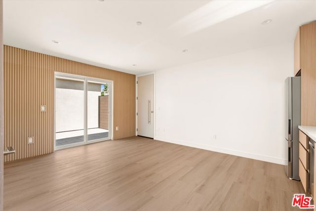 5912 1/2 Mammoth Avenue, Sherman Oaks CA: https://media.crmls.org/mediaz/a9a97cb8-dd14-4b79-8855-b43c0df832d1.jpg