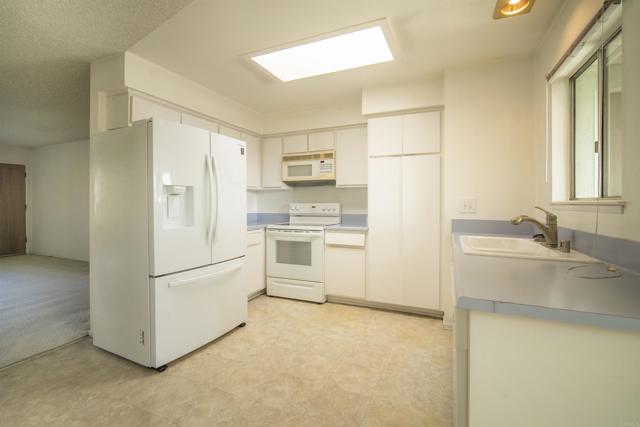 Detail Gallery Image 2 of 31 For 3592 Boussock Ln, Oceanside,  CA 92057 - 2 Beds | 1 Baths