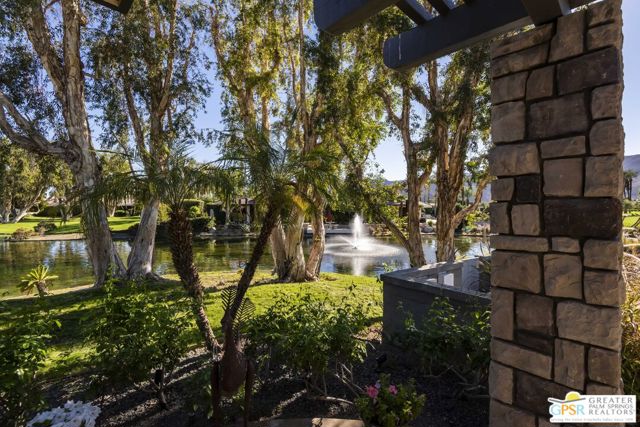 8 Surrey Court, Rancho Mirage CA: https://media.crmls.org/mediaz/a9abbc3b-86b3-4b82-8411-88ca4c29dbc5.jpg