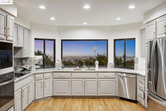 6019 Ridgemont Dr, Oakland CA: https://media.crmls.org/mediaz/a9acd583-e155-4438-b8bd-681535713db0.jpg