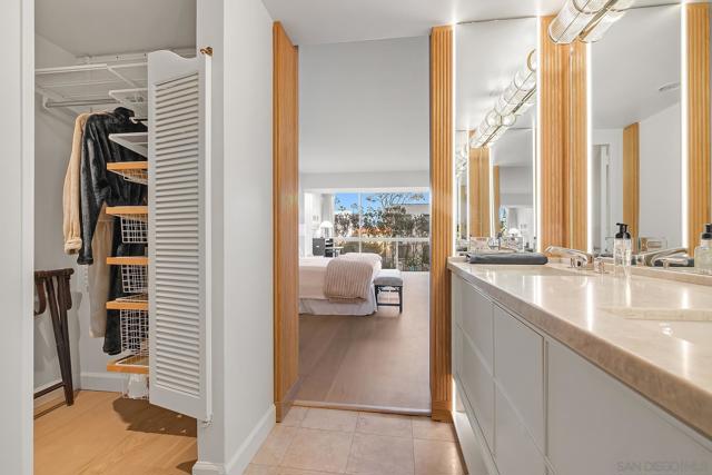 939 Coast Blvd. 5G, La Jolla CA: https://media.crmls.org/mediaz/a9ace1a1-ce6c-4e6f-a158-e79f2d72101e.jpg
