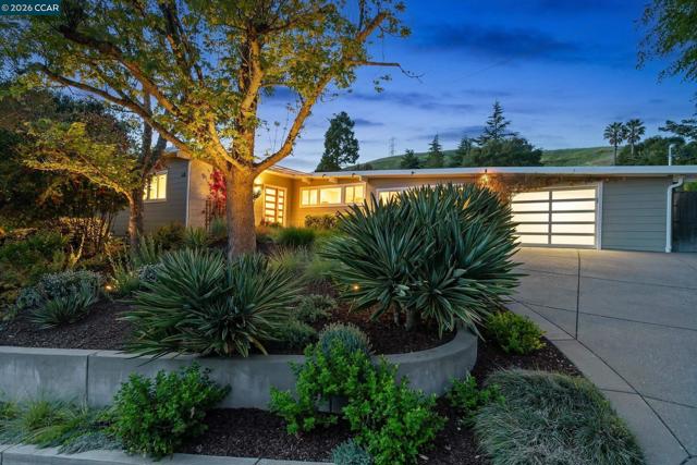 31 Ivy Dr, Orinda CA: https://media.crmls.org/mediaz/a9ad3e02-b508-4dd7-939a-e89e3d69bc30.jpg