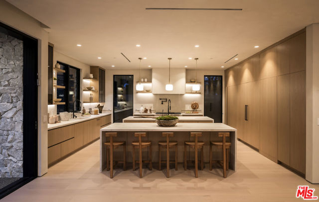 4165 Nagle Avenue, Sherman Oaks CA: https://media.crmls.org/mediaz/a9ad3e2b-1fb6-465f-90c9-faa02e5a3c87.jpg