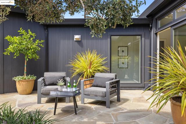 7 Requa Place, Piedmont CA: https://media.crmls.org/mediaz/a9ad6fb7-d043-4fa0-afe9-379479170d35.jpg