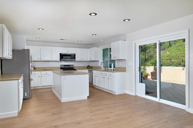 339 La Purisma Way, Oceanside CA: https://media.crmls.org/mediaz/a9ae5c58-7f01-4dbd-af68-fb1f5778a94b.jpg