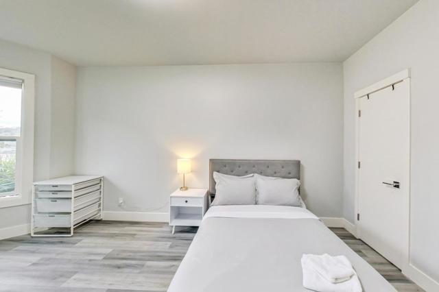 811 Oak Street, San Francisco CA: https://media.crmls.org/mediaz/a9ae92c2-4a70-477f-adb7-e2c0074fe04c.jpg