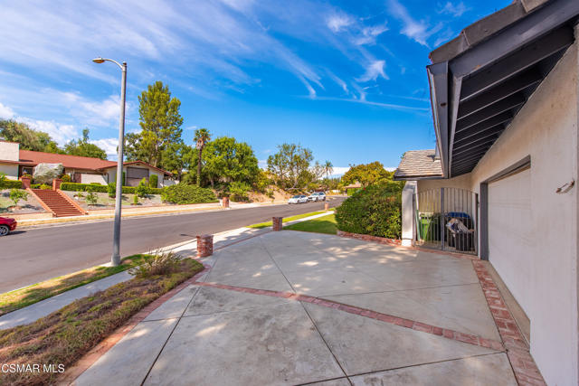 20027 Hiawatha Street, Chatsworth CA: https://media.crmls.org/mediaz/a9aeaffa-22c4-4266-be76-3d94ca17fb69.jpg