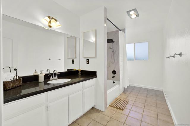 460 Rancho La Mirada Ln, Escondido CA: https://media.crmls.org/mediaz/a9aec136-7fe2-423a-a3af-3339edbdf387.jpg