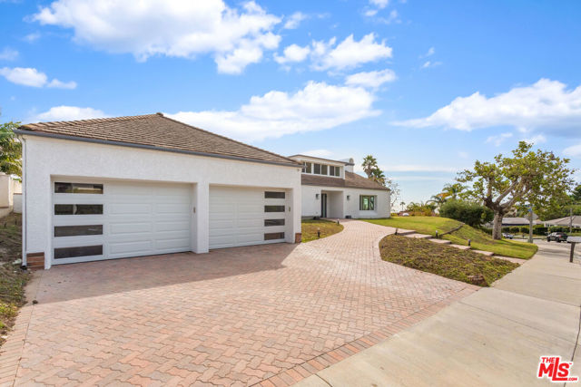 3536 Malibu Country Drive, Malibu CA: https://media.crmls.org/mediaz/a9aed385-13a6-407a-ae5d-51a05b71c8ab.jpg