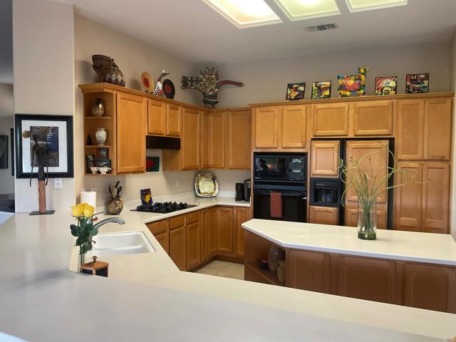 37810 Pineknoll Avenue, Palm Desert CA: https://media.crmls.org/mediaz/a9b24529-8925-45d0-99e6-c548bb2050ac.jpg