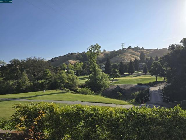 3434 Tice Creek Dr, Walnut Creek CA: https://media.crmls.org/mediaz/a9b30e58-9ac1-4d43-9113-2875800d5096.jpg