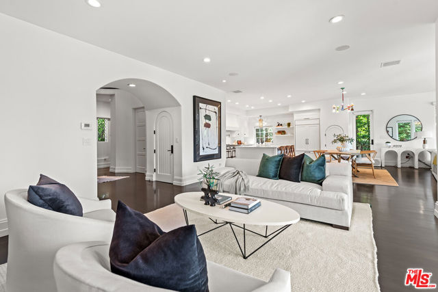 9928 Toluca Lake Avenue, Toluca Lake CA: https://media.crmls.org/mediaz/a9b34d1a-c8a6-461f-bcd1-1f026bc38c36.jpg