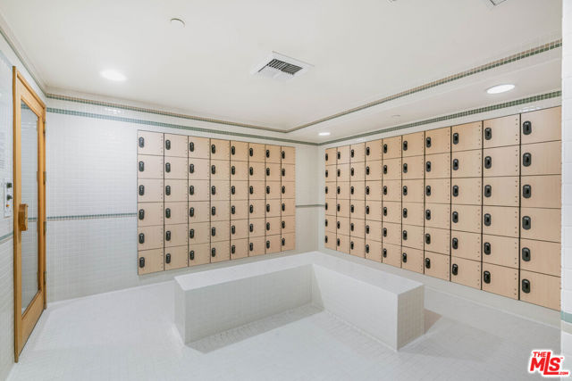 13600 Marina Pointe Drive, Marina del Rey CA: https://media.crmls.org/mediaz/a9b391c0-fa39-46db-b374-043a20c0aa6f.jpg