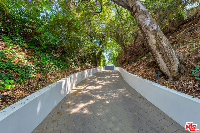 15941 Skytop Road, Encino CA: https://media.crmls.org/mediaz/a9b5cdb1-fda2-483c-a0e2-1ead727430a4.jpg