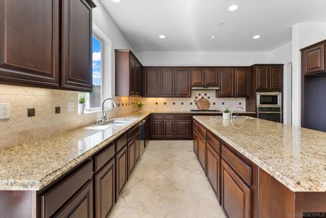 5527 Alexandrine Ct, Oceanside CA: https://media.crmls.org/mediaz/a9b5db08-86aa-4f9b-b0f1-7fddb7024553.jpg