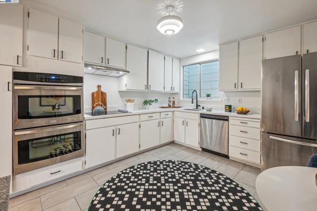 471 JOOST AVENUE, San Francisco CA: https://media.crmls.org/mediaz/a9b6c086-dee1-46ca-8c92-42a08450b5d0.jpg