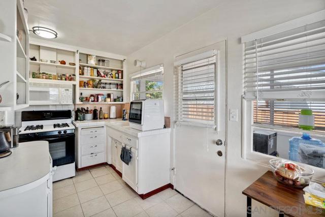 1260 LAW, San Diego CA: https://media.crmls.org/mediaz/a9b72ab7-f2b2-43e8-8979-45f50f7668ad.jpg