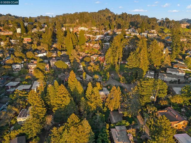 230 Fairlawn Dr, Berkeley CA: https://media.crmls.org/mediaz/a9b78d77-ca91-47bd-97be-723ec9b2d8f6.jpg