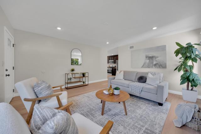 Home for Sale in Lakeside
