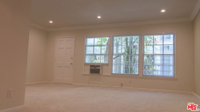 438 S Palm Drive, Beverly Hills CA: https://media.crmls.org/mediaz/a9b84b5f-6504-4bf2-83dc-5fdb191d4d69.jpg