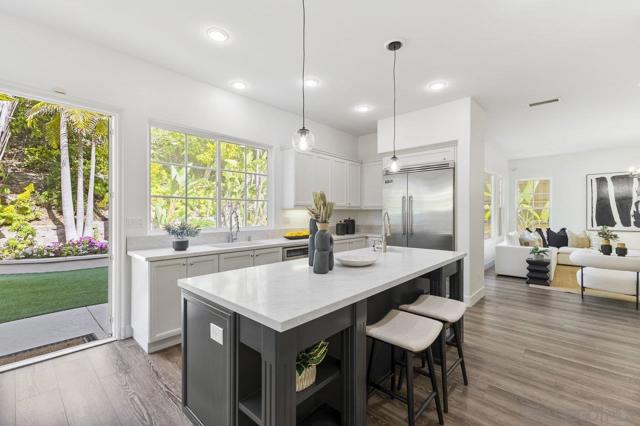 11649 Thistle Hill Pl, San Diego CA: https://media.crmls.org/mediaz/a9bba657-5611-43b2-af67-2b2143296ccb.jpg