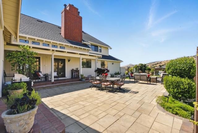 2525 Bridle Path Drive, Gilroy CA: https://media.crmls.org/mediaz/a9bc6d7c-cdab-4703-b80f-d58a71f2a646.jpg
