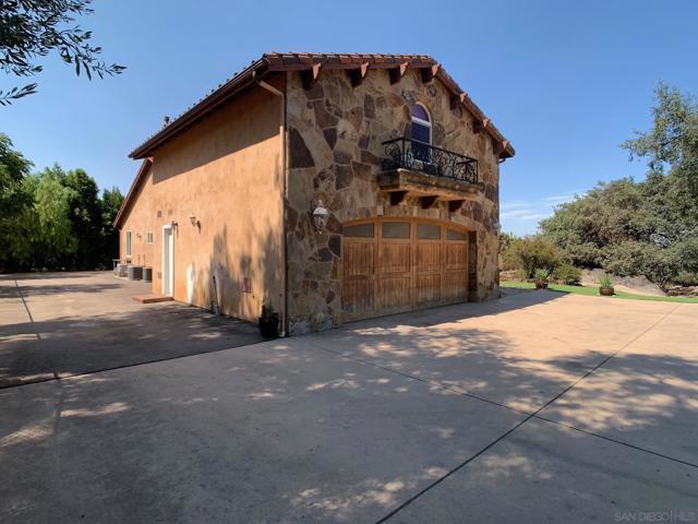 1445 Terracita Ln, Alpine CA: https://media.crmls.org/mediaz/a9bd7fb7-4641-4b98-835b-cb77470b8491.jpg