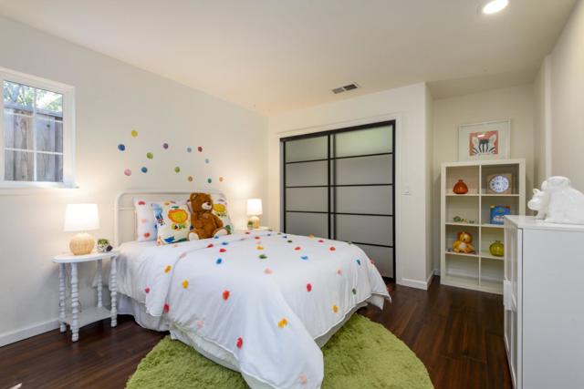 2023 Valparaiso Avenue, Menlo Park CA: https://media.crmls.org/mediaz/a9bda85f-8920-4d88-ba8e-8329edcdc4d5.jpg